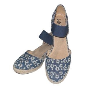 Life Stride Kaylee Blue and White Daisy Denim Espadrille Wedges Size 9.5 NIB